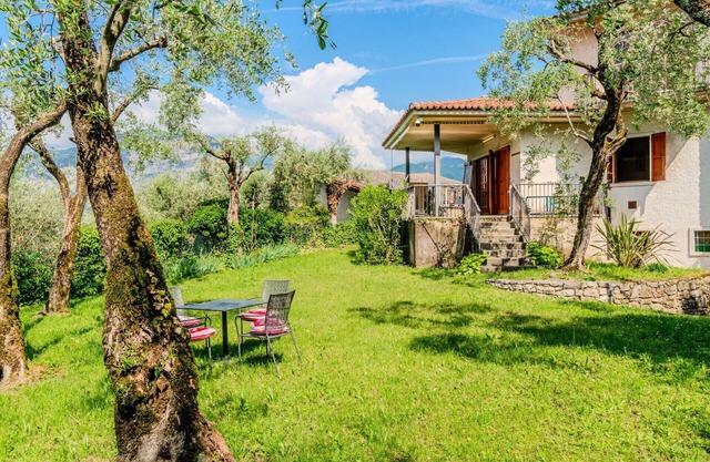 Beautiful villa for 4 guests with WIFI, A/C, TV, patio, pets allowed and parking