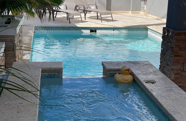Beautiful villa with pool/Centrally-located 20 minutes airport and Isla verde