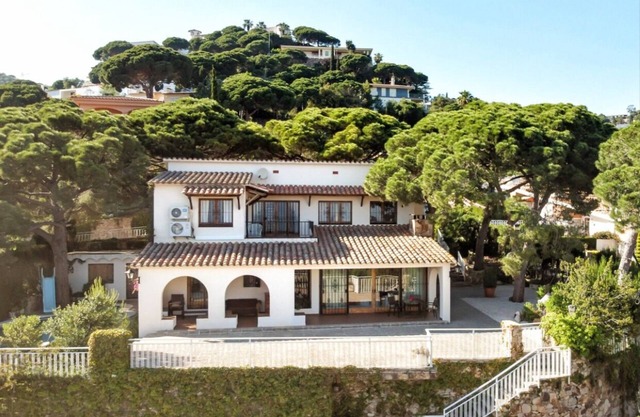 Beautiful villa with great sea view and swimming pool.