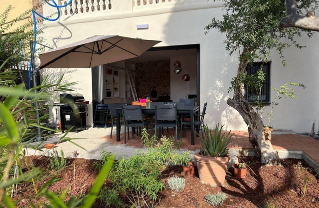 Beautiful Villa With Jacuzzi and Garden in City of Barcelona