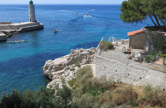 Beautiful villa with exceptional seaside location, 2-min walk from the village