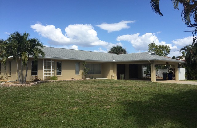 Beautiful Waterfront Ideal for fishing and boating!
