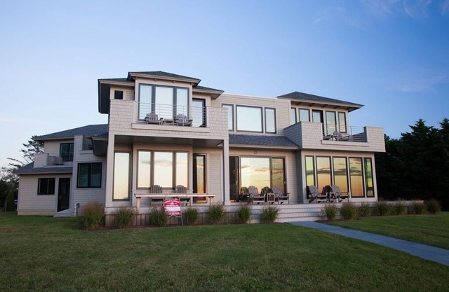 Beautiful water views! Fabulously modern, clean lines and attention to detail!