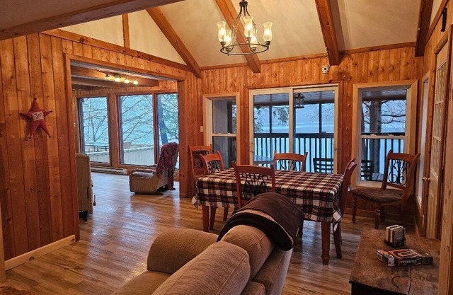 Beautiful waterfront Cottage on a private lake