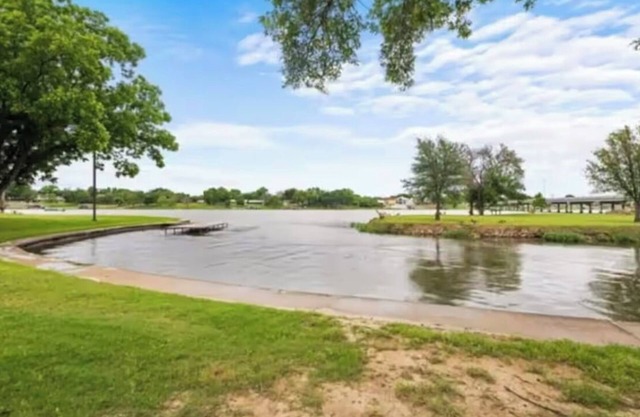Beautiful yard with TONS of waterfront!