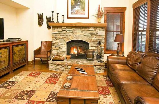 Beautifully Designed XXL Luxury Townhome with View of Stream