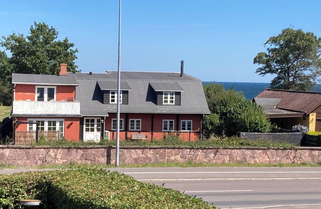 Beautifully located holiday home with a sea view.