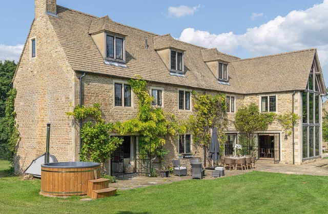 Beautifully presented holiday home in the Cotswolds with a hot tub - Priory Farmhouse