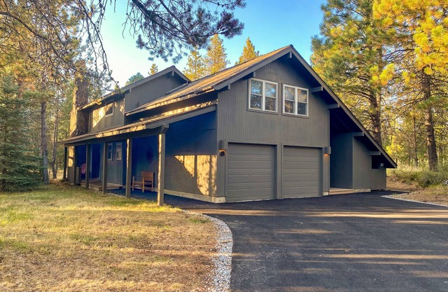 Beautifully Remodeled, Steps to Fort Rock Park, A/C, SHARC Passes, Hot Tub.