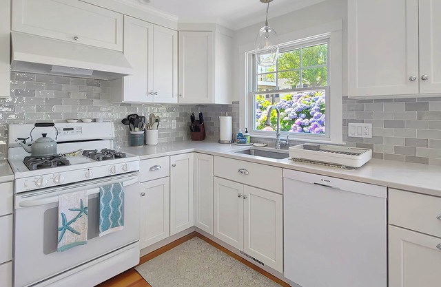 Beautifully Renovated 4BD-A/C, Water Views, Patio & Deck, Walk to Cold Storage Beach