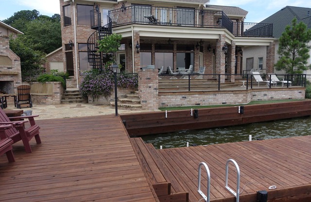 Beautifully renovated retreat on the lake shore