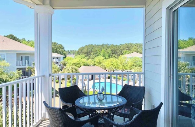 Beautifully Renovated! King Bed! Pool View!