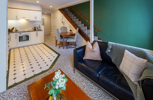 Beauty in the CBD - 1bed | Free Parking | Pool