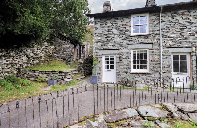 BECK STEPS, pet friendly, character holiday cottage in Chapel Stile
