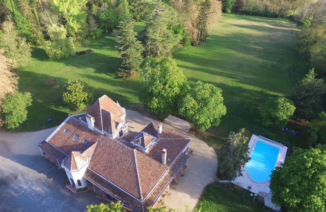 Bed and Breakfast with swimming pool in the heart of a park