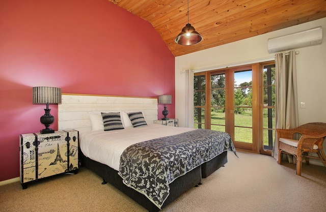 Beechworth Cedar Cottages - spacious, private 1 Bedroom cottage close to town
