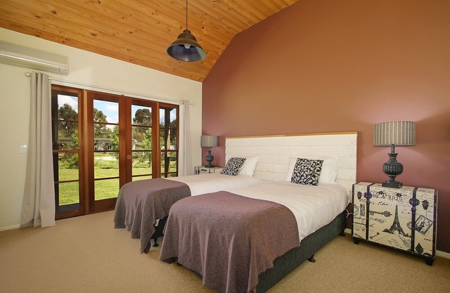 Beechworth Cedar Cottages - spacious, private 2 Bedroom cottage close to town