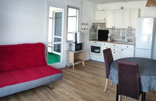 Bel appartement proche mer avec balcon et parking.