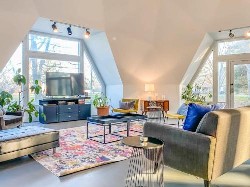Bell Circle Eccentric Geodesic Dome-Home