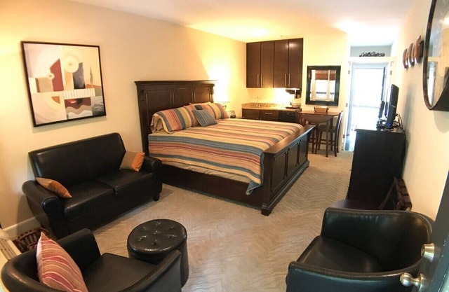 Bella Paradiso 10 - King Studio with Kitchenette, Walk to Downtown, Free Parkin