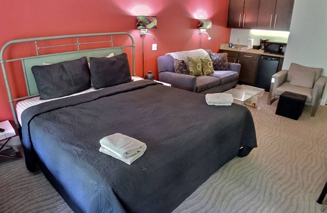Bella Paradiso Condo 12 - King Studio with Kitchenette - Walk to Downtown, Free