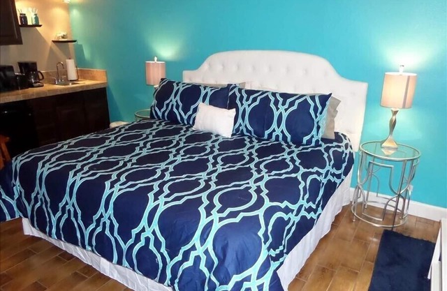 Bella Paradiso Condo 6 - King Studio with Kitchenette - Walk to Downtown, Free P