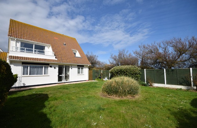 Bella Vista, Selsey - a family house that sleeps 8 guests in 4 bedrooms