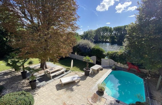 Belle demeure avec piscine, vue et accès direct à la Seine, très proche de Paris