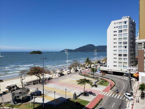 Belo apartamento compartilhado beira mar no centro de BC