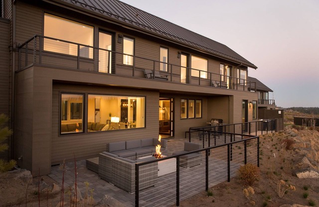 Bend Beauty ~ free concert shuttle ~ modern ~ soaking tub ~ resort access ~ NEW!