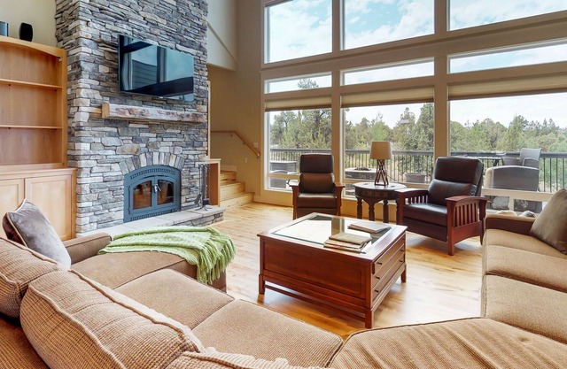 Bend Mountain View Retreat with Private Hot Tub - Spacious with Amazing Views!