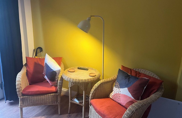 Bespoke studio with patio, driveway parking, sea, South Downs on the doorstep,