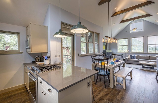 Best in Owl Meadows Lux3BR/3.5Bth Views, deck, fp
