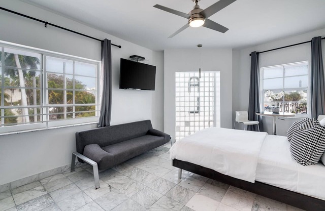 Best Location SOBE Top Floor 2 min to beach & fun