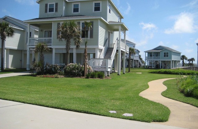 Best price, best location: 3 minute walk to the beach: Inquire now.