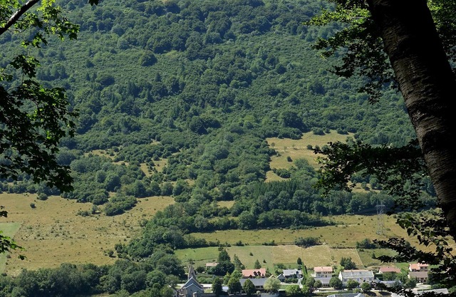 Between lakes and mountains