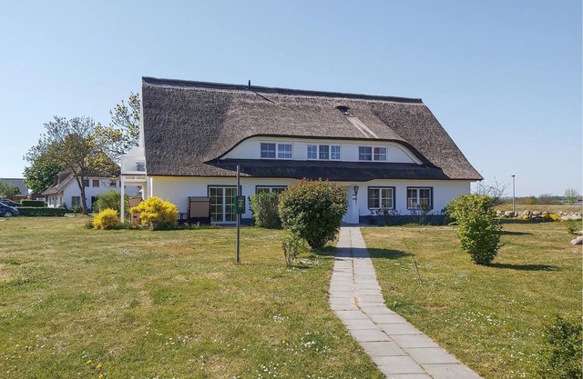 "Between the Baltic Sea beach and the Bodden, the Boddenhus apartment house awaits you with its brig