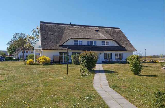 Between the Baltic Sea beach and the Bodden, the Boddenhus apartment house awaits you with its brigh