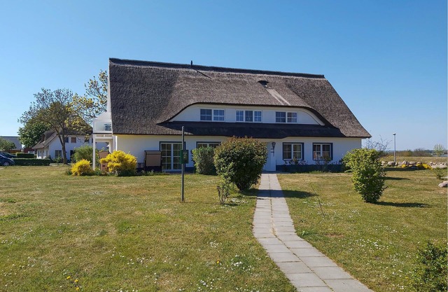 Between the Baltic Sea beach and the Bodden, the Boddenhus apartment house awaits you with its brigh