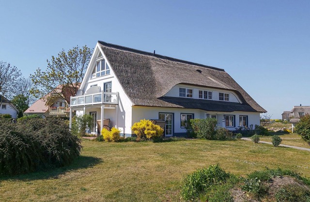 Between the Baltic Sea beach and the Bodden, the Boddenhus apartment house awaits you with its brigh
