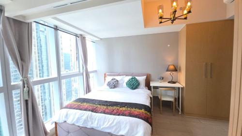 BGC Hotel Vibe with City View at Uptown Parksuites near St Luke's, Grand Hyatt Hotel, Uptown Mall, and Mitsukoshi Mall