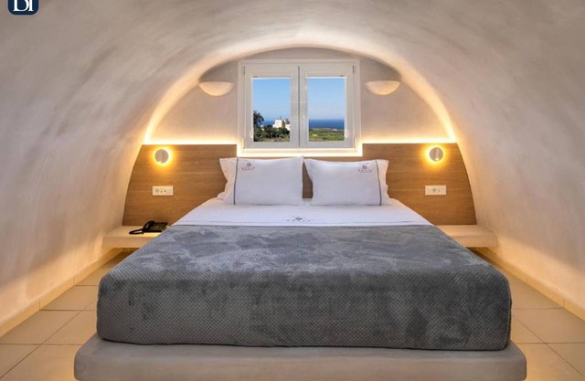 BH589 - C - Suite Santorini