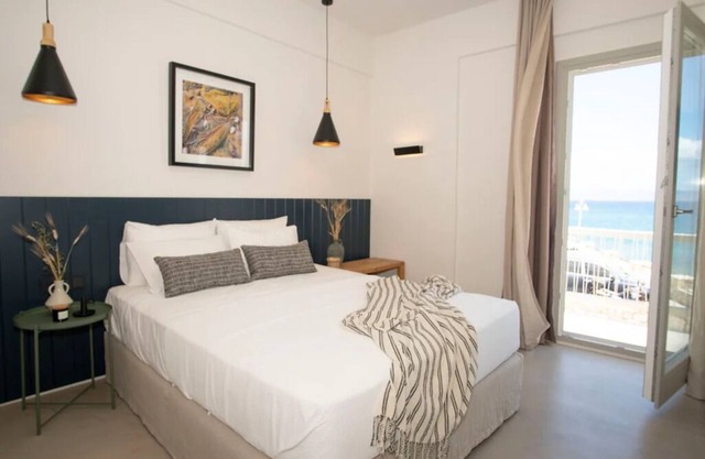 BH967 - C- Suite Paros