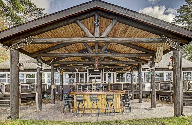 BIG! 5 BDRM- 3BA Log House, Big St Germain Lake, SLEEPS 10, outside bar, beach
