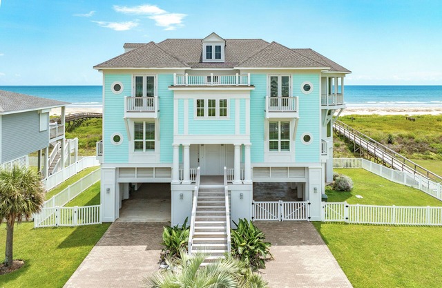 Big Beachfront Luxury Home w/5 Suites +Loft, Chef's Kitchen, Private Walkover