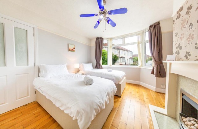Big House in Filton - Sleeps up to 7!