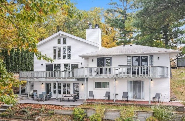 Big Pine Island Lake Escape. Pontoon boat available to rent!