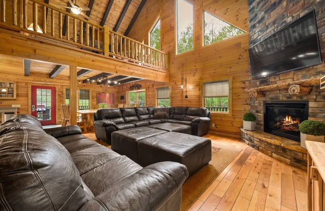 Big Pine Luxury Lodge-Master Bedroom En-Suite & Private Covered Deck-Hot Tub