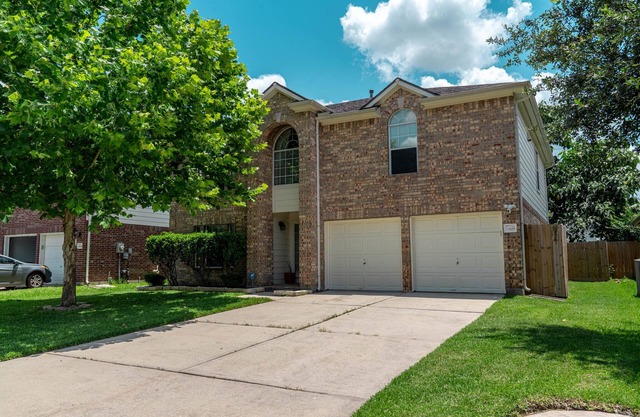 Big Relaxing 4 bedroom house, close to I10 and 99