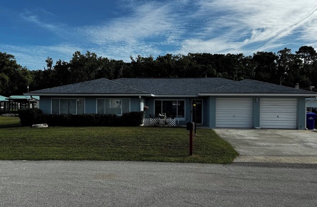 Big Soothing 3-bedroom house with AC in Astor on the St John’s River!